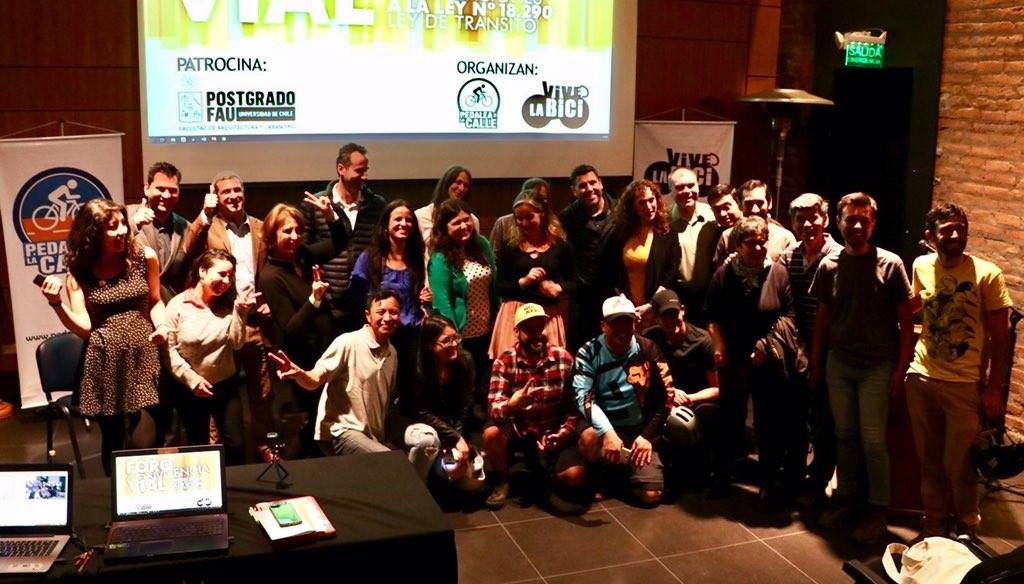Panelistas y público del Foro Convivencia Vial
